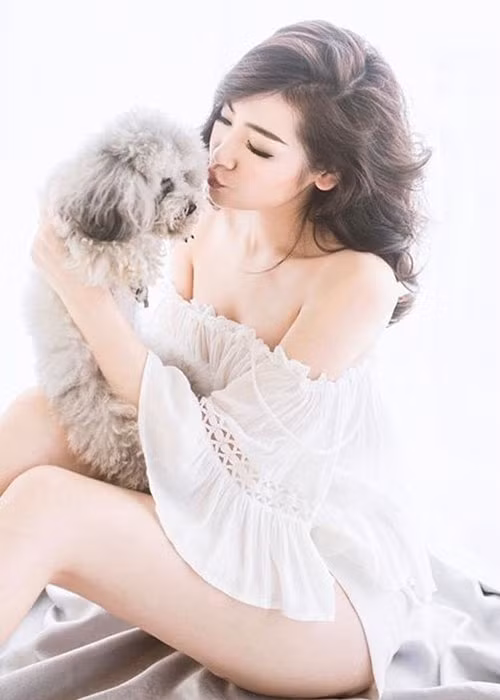 Tú Anh từng vướng nghi vấn hẹn hò doanh nhân Phillip Nguyễn, em trai BTV Ngọc Trinh nhưng cô luôn phủ nhận.