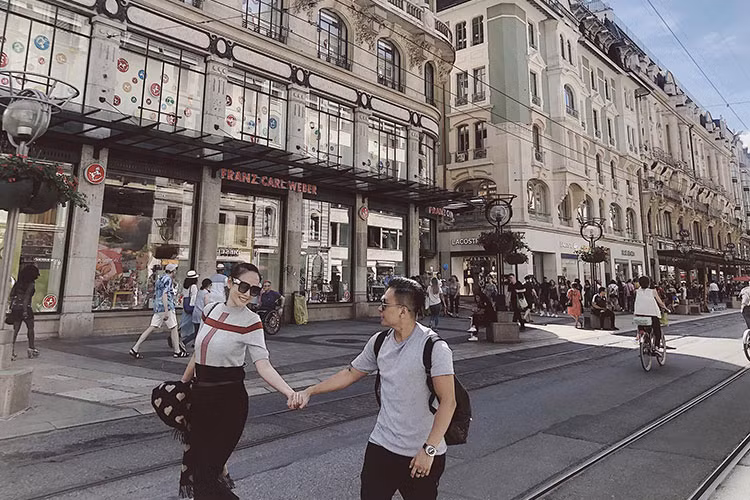 Dương Yến Ngọc nắm tay tình trẻ không rời trên đường phố Thụy Sĩ.