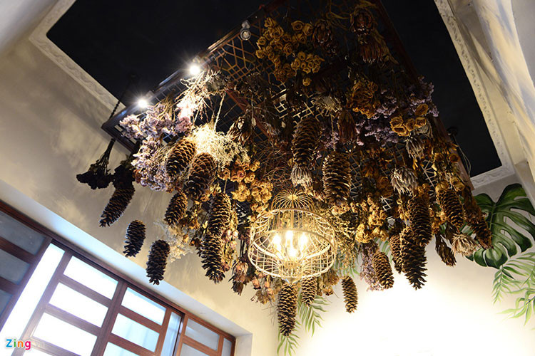 Nấp sau những trung tâm thương mại, tòa cao ốc đắt đỏ của Sài Gòn là một không gian yên bình, tĩnh lặng của biệt thự hơn 100 năm tuổi.