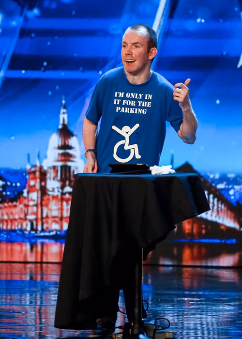 Đến với Britain's Got Talent 2018, Lost Voice Guy được đông đảo khán giả yêu mến nhờ khả năng tấu hài trời cho cũng như nghị lực vượt bệnh tật. Ảnh: Thesun