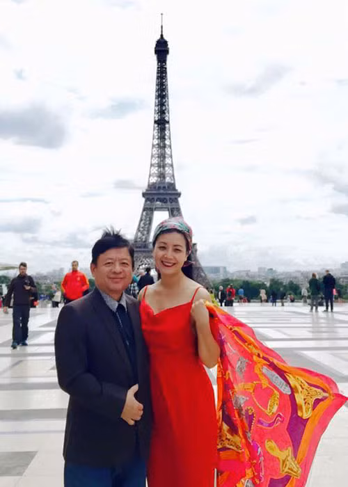 Vợ chồng Chiều Xuân - nghệ sĩ Hồng Quân ủng hộ đội tuyển Pháp tại World Cup 2018.