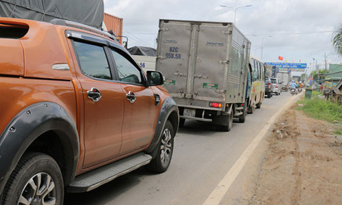 Ngay dau thu phi, BOT duong tinh 830 bi tai xe 'truy van' lien tuc