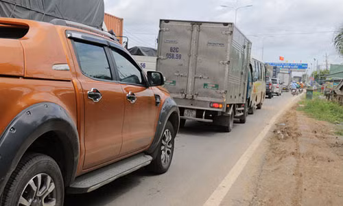 Ngay dau thu phi, BOT duong tinh 830 bi tai xe 'truy van' lien tuc