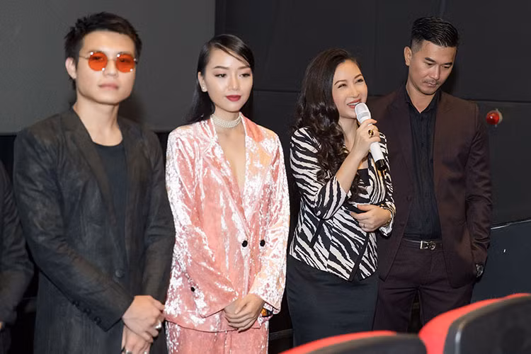 Trong "Yolo", Khánh Huyền đóng vai một người phụ nữ yêu chồng thương con.