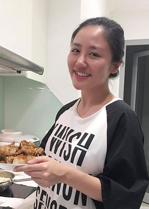 Văn Mai Hương vào bếp trổ tài nấu ăn.