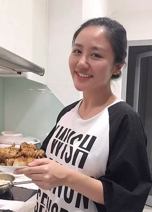 Văn Mai Hương vào bếp trổ tài nấu ăn.