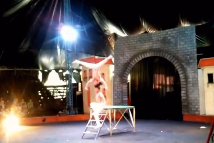 Trong quá trình biểu diễn, hai anh em nghệ sĩ từng gặp không ít tai nạn. Trong ảnh, Quốc Cơ trượt chân khiến Quốc Nghiệp bị ngã. Ảnh: Saigongiaiphong