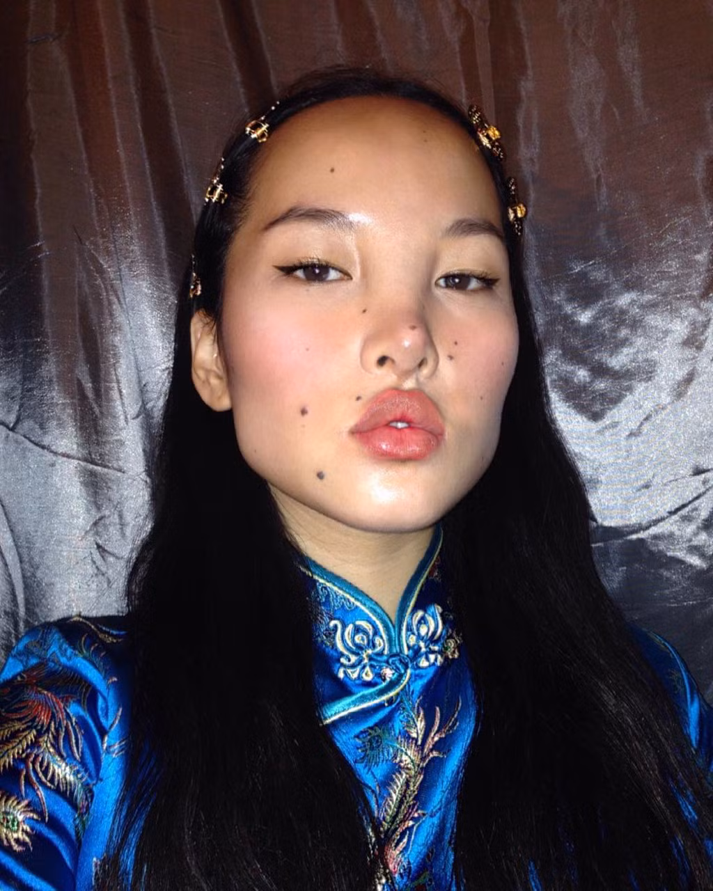 Trên mạng xã hội Weibo, công chúng Trung Quốc đặt câu hỏi về tiêu chí đẹp của người phương Tây. Một khán giả tỏ ra bức xúc: “Phim ảnh Hollywood làm về người Trung Quốc đều mang vẻ đẹp na ná thế này với chiếc mũi xấu, mắt nhỏ và môi dày. Tôi không thấy cô ấy đẹp với gương mặt không có tỷ lệ cân đối giữa các bộ phận”. “Cô ấy cá tính nhưng không đẹp. Tôi vẫn thấy báo chí phương Tây cố ý dìm nhan sắc phương Đông. Giống như họ luôn lấy chuẩn Lucy Liu vậy”, độc giả tới từ Tứ Xuyên nhận xét trên Sina.