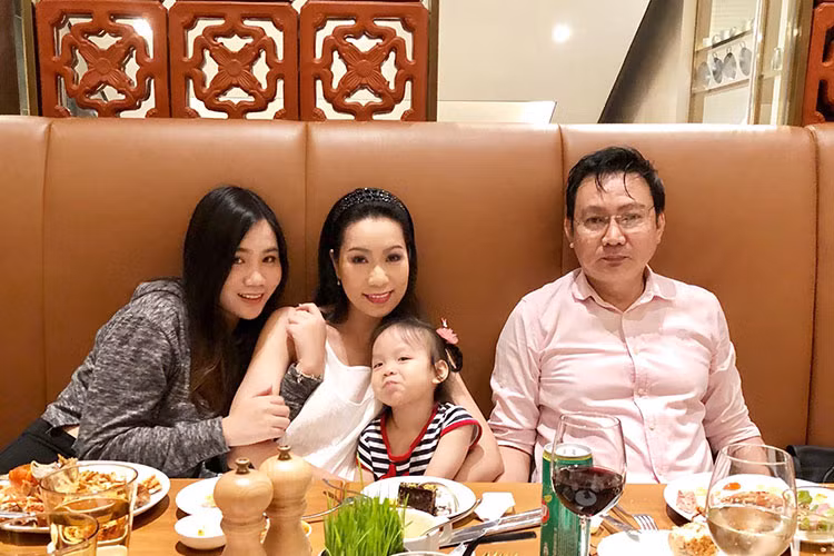 Vợ chồng sao Việt Trịnh Kim Chi tổ chức sinh nhật cho con gái đầu lòng tròn 16 tuổi.