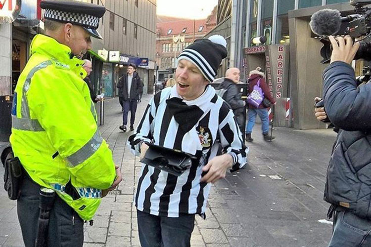 Tân quán quân Britain's Got Talent vượt qua trở ngại giao tiếp thông qua phần mềm giọng nói trên máy tính bảng. Ảnh: FBNV