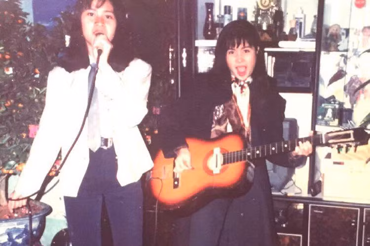 Lưu Thiên Hương khoe ảnh hát cùng em gái Lưu Hương Giang.