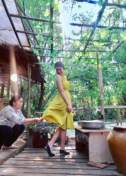 Trong phim, Thúy Ngân đóng vai cô con gái cá tính tiểu thư được Hồng Vân cưng chiều nhất.