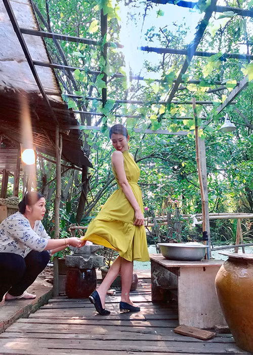 Trong phim, Thúy Ngân đóng vai cô con gái cá tính tiểu thư được Hồng Vân cưng chiều nhất.