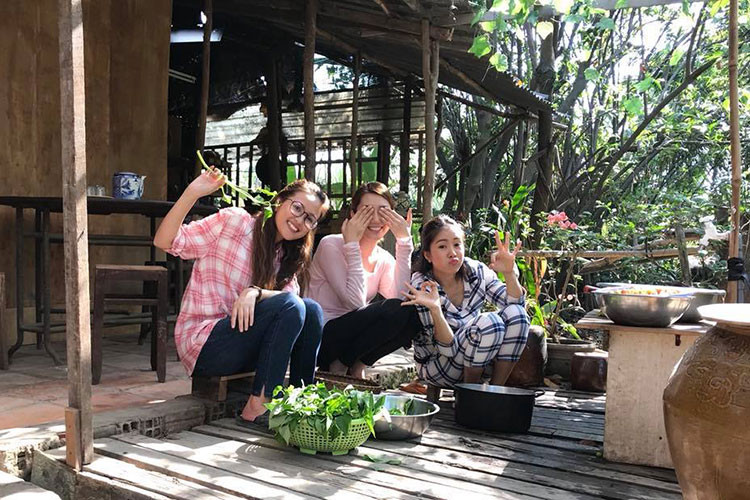 Lê Phương và Phương Hằng cũng đóng phim "Gạo nếp gạo trẻ" với vai hai cô em gái của Thúy Ngân.