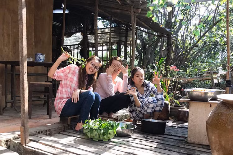 Lê Phương và Phương Hằng cũng đóng phim "Gạo nếp gạo trẻ" với vai hai cô em gái của Thúy Ngân.