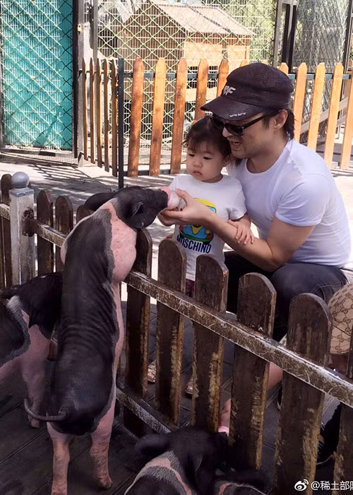 Uông Phong rất cưng chiều bé Tỉnh Tỉnh.