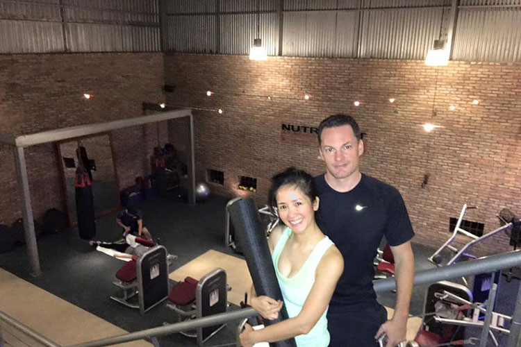 Hình ảnh Hồng Nhung hẹn hò ông xã kém tuổi dịp Valentine năm 2016 tại phòng tập yoga. Ảnh: FBNV