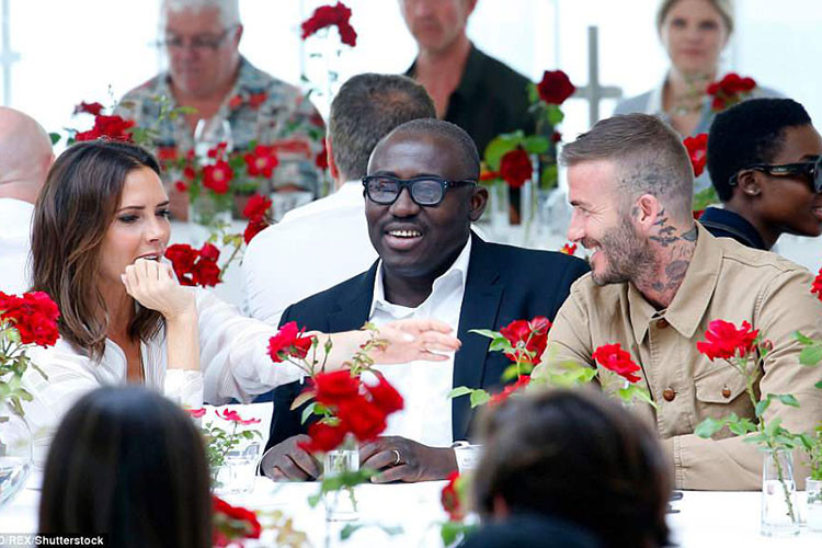 Tại sự kiện, bà Becks bị bắt gặp với tay để siết chặt tay chồng.