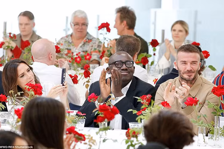 Bà mẹ 4 con còn chụp ảnh ông xã và bày tỏ trên trang cá nhân rất tự hào về bộ sưu tập được trình diễn thuộc thương hiệu có sự hợp tác của David Beckham.