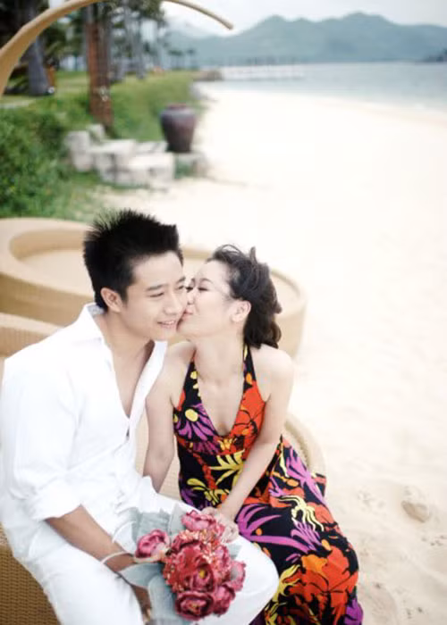 Dương Thùy Linh lên xe hoa vào năm 2010. Ông xã của người đẹp là doanh nhân Việt Thắng.