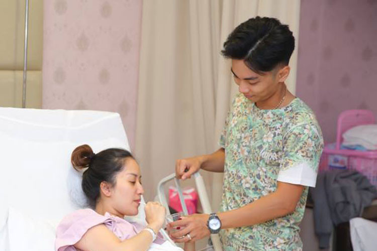 Khánh Thi cảm ơn Phan Hiển vì lúc nào anh cũng ở bên cô.