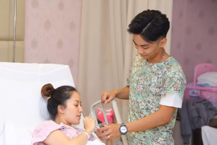 Khánh Thi cảm ơn Phan Hiển vì lúc nào anh cũng ở bên cô.