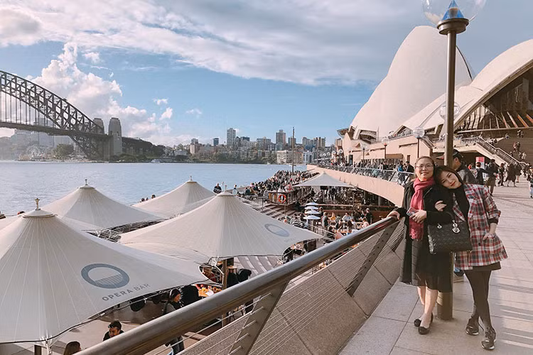 Hương Tràm cho rằng nụ cười của mẹ vẫn luôn là đẹp nhất dù cảnh thiên nhiên có tuyệt vời đến đâu.