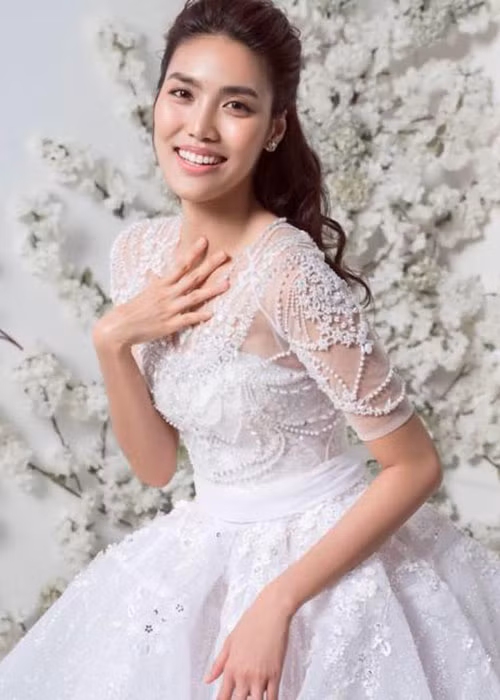 Lan Khuê cười rạng rỡ trong một lần chụp ảnh váy cưới. Ảnh: Khampha