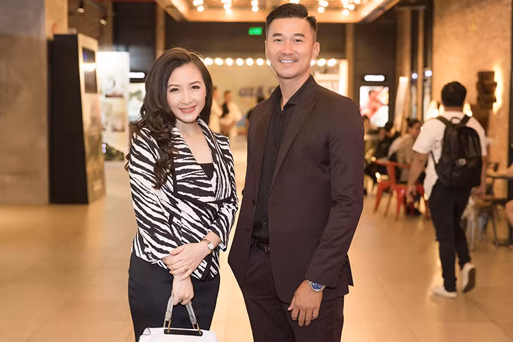 Quốc Cường vui vẻ chụp ảnh cùng diễn viên Khánh Huyền.