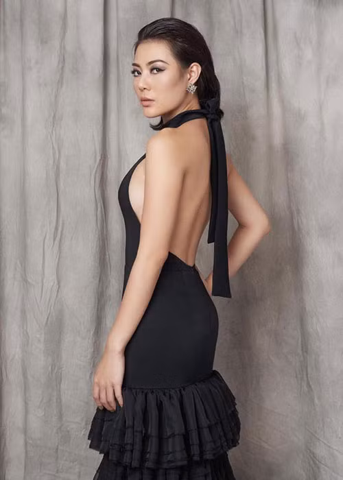 Khi mặc hở bạo, Thanh Hương gợi cảm không kém cạnh Thu Quỳnh và Phương Oanh. Ảnh: FBNV