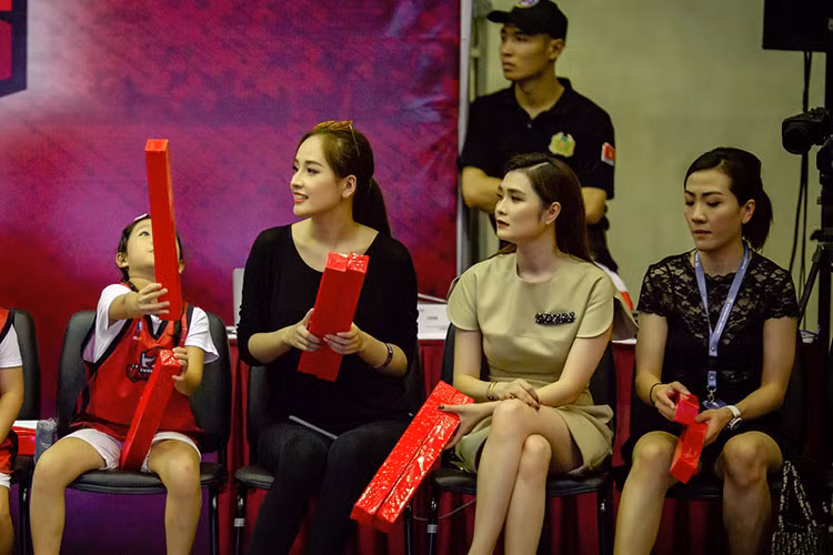 Mai Phương Thuý đẹp mặn mà sau 12 năm đăng quang Hoa hậu Việt Nam nhờ luyện tập thể thao và chú ý dưỡng da.