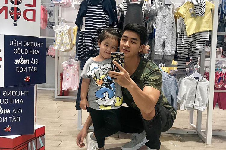 Con gái của nam người mẫu 8x càng lớn càng đáng yêu và rất quấn bố.