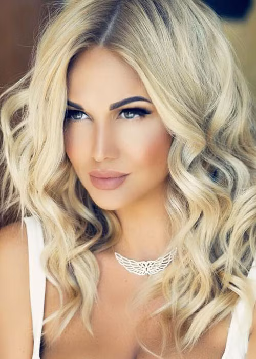 Victoria từng kết hôn với cầu thủ kém cô đến 7 tuổi tên Fyodor Smolov vào năm 2013.