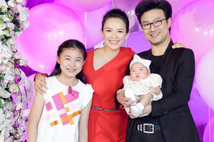 Sau khi sinh con gái, Chương Tử Di vẫn hết mực yêu thương con riêng của chồng.