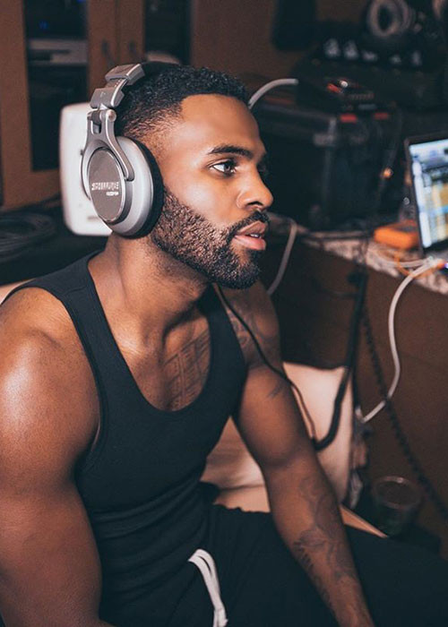 Từ khi còn bé, Jason được gia đình cho đi học opera, diễn kịch và múa ballet. Sau đó, nam ca sĩ còn theo học trường nghệ thuật ở Mỹ. Ảnh: FBNV