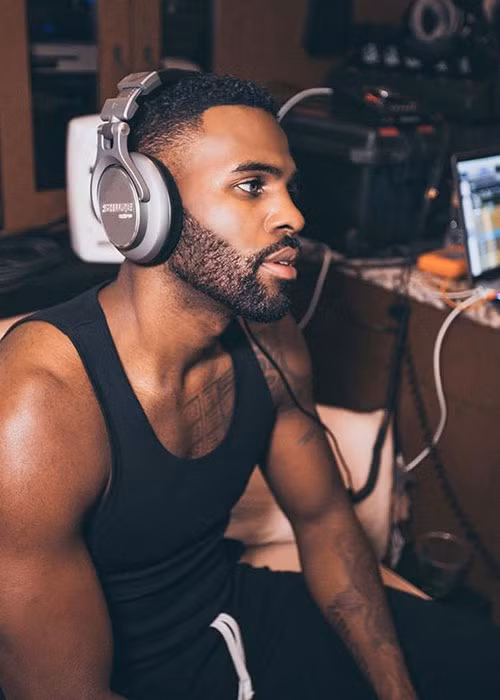 Từ khi còn bé, Jason được gia đình cho đi học opera, diễn kịch và múa ballet. Sau đó, nam ca sĩ còn theo học trường nghệ thuật ở Mỹ. Ảnh: FBNV