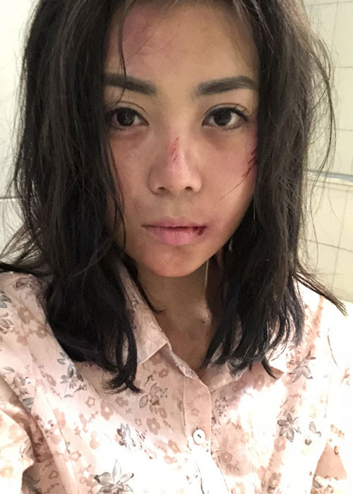 Khi quay phim "Quỳnh búp bê", Thanh Hương có hôm còn bị bạn diễn tát sứt cả môi vì bạn diễn đeo nhẫn ở tay không thể tháo ra được. Bị đánh thật, nữ diễn viên có những vết bầm tím trên người. Tuy nhiên, Thanh Hương chấp nhận bởi cô muốn diễn tròn vai. Ảnh: Giadinhmoi