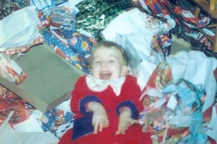 Lost Voice Guy mắc bệnh bại não khi mới được 6 tháng tuổi. Vì căn bệnh này, anh không thể nói trong hơn 30 năm qua nhưng luôn giữ được sự lạc quan, yêu đời. Ảnh: FBNV