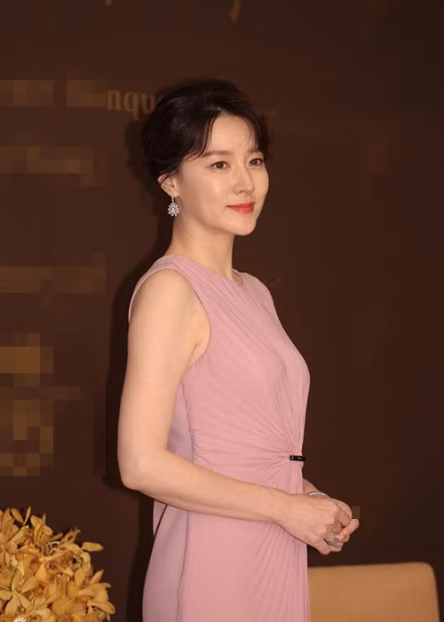 Tại sự kiện, Lee Young Ae diện đầm nhún eo tông hồng. Ảnh: Sina