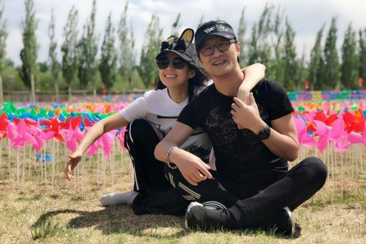 Hình ảnh Chương Tử Di vui vẻ bên ông xã trong một chuyến đi chơi.