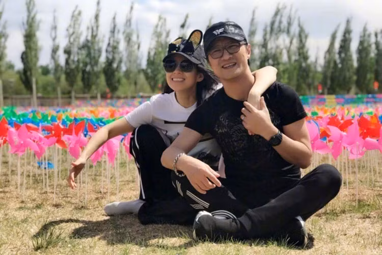 Hình ảnh Chương Tử Di vui vẻ bên ông xã trong một chuyến đi chơi.