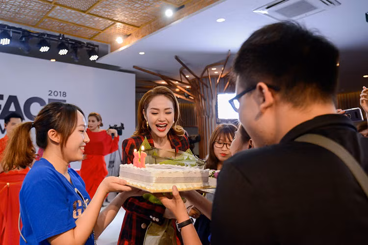 FC của Minh Hằng cũng có mặt tại trường quay để cổ vũ và chúc mừng sinh nhật sớm cho nữ ca sĩ.