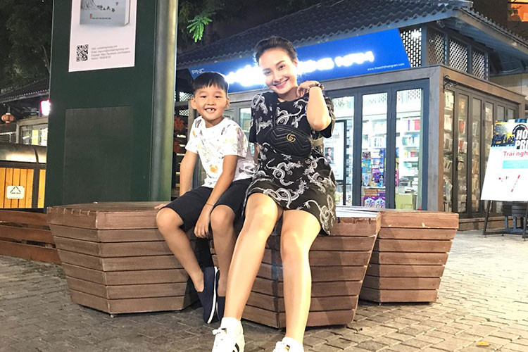 Bảo Thanh dẫn con trai đi mua sách vừa vui chơi giải trí vừa học tập thông minh. "Mẹ tin rằng với đầu óc nhí nhố của em thì kiểu gì mai em cũng có thể nói vanh vách về các hiểu biết liên quan đến ... khủng long", nữ diễn viên chia sẻ.