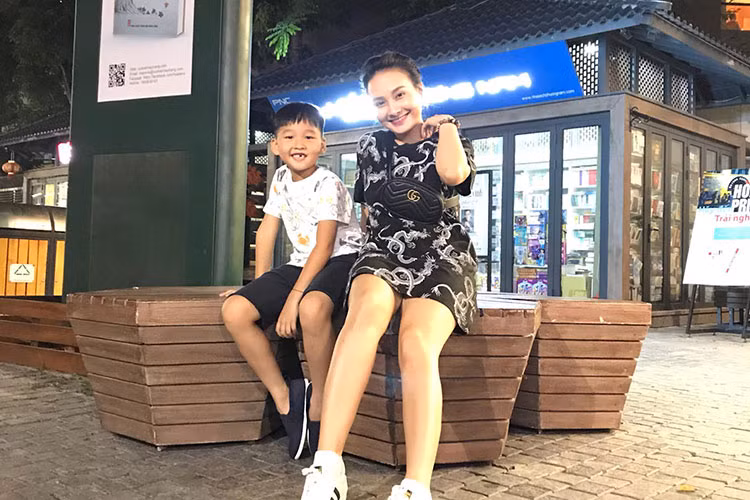 Bảo Thanh dẫn con trai đi mua sách vừa vui chơi giải trí vừa học tập thông minh. "Mẹ tin rằng với đầu óc nhí nhố của em thì kiểu gì mai em cũng có thể nói vanh vách về các hiểu biết liên quan đến ... khủng long", nữ diễn viên chia sẻ.