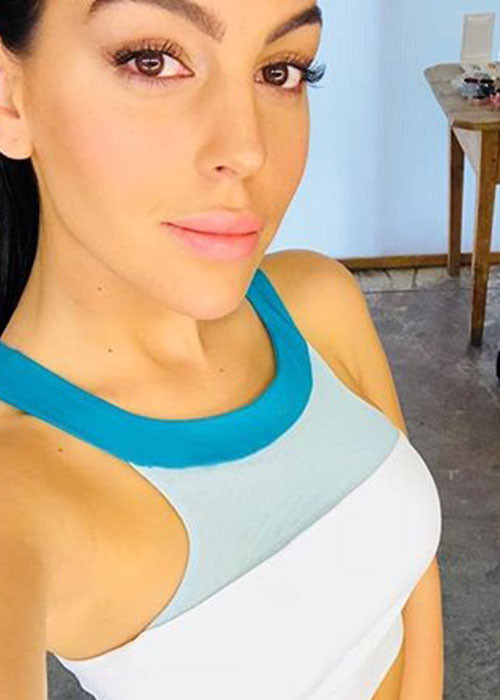 Georgina chăm sóc không chỉ con gái Alana Martina mà còn cặp song sinh và một cậu con trai riêng của bạn trai.