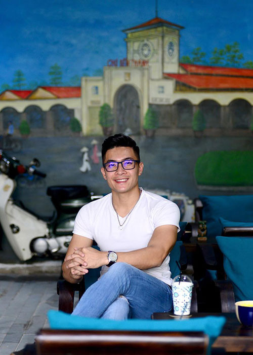 Quốc Cơ cho rằng nếu cười thật tươi để tận hưởng cuộc sống thì sẽ không bao giờ cảm thấy áp lực trước bất cứ chuyện gì.