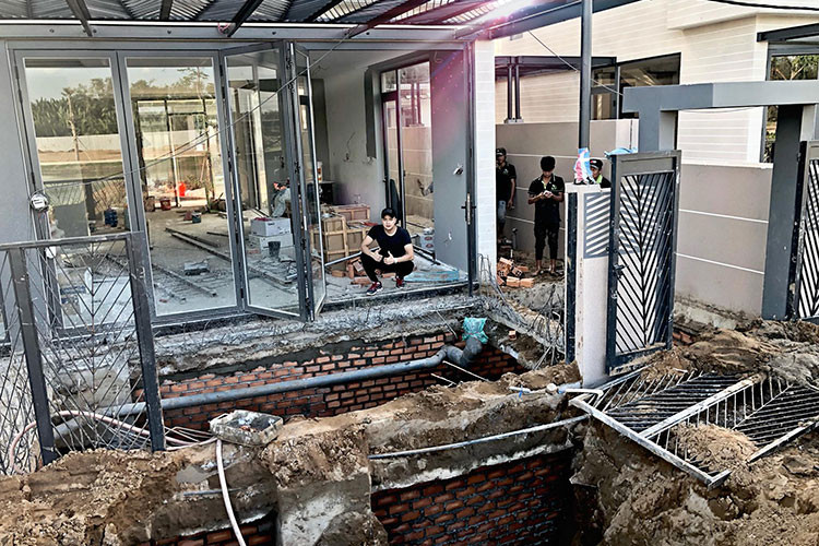 Cao Thái Sơn đăng tải hình ảnh xây dựng hồ cá Koi trong nhà. Cao Thái Sơn đăng tải hình ảnh xây dựng hồ cá Koi trong nhà.