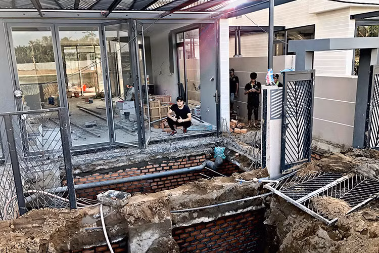 Cao Thái Sơn đăng tải hình ảnh xây dựng hồ cá Koi trong nhà.