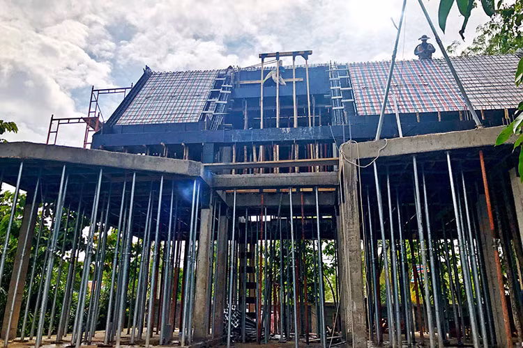 Cao Thái Sơn được báo tin vui: "Bên thầu xây dựng báo tiến độ xây nhà thay đổi, có thể 1 tháng nữa xong. Mình hơi bất ngờ quá vì tiến độ xây không nghỉ ngày nào, nhanh như máy bay. Khung nhà đã xong, sắp có chỗ nghỉ dưỡng cho gia đình, bạn bè thân thiết của mình rồi. Hôm nay đào mở rộng cái hồ cá Koi sâu 2m rồi thưởng ngoạn thôi", nam ca sĩ chia sẻ.