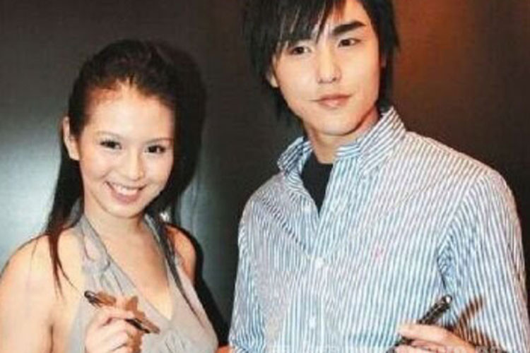 Đường tình duyên của Kinh Thiên khá ồn ào. Anh từng hẹn hò diễn viên Lưu Phẩm Ngôn. Khi hai người chia tay, nam diễn viên vướng nghi vấn đã đi khắp nơi khoe khoang là người lấy đi lần đầu tiên của Lưu Phẩm Ngôn. Ảnh: Weibo